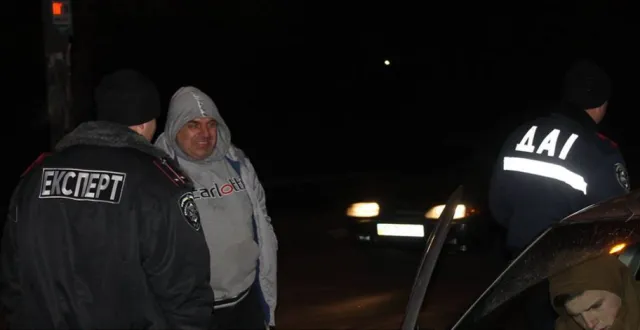 В Ивано-Франковске возле парка Шевченко автомобиль совершил наезд на женщину, которая переходила дорогу вместе с ребенком (фото) — фото 1