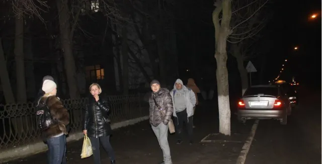 В Ивано-Франковске возле парка Шевченко автомобиль совершил наезд на женщину, которая переходила дорогу вместе с ребенком (фото) — фото 4