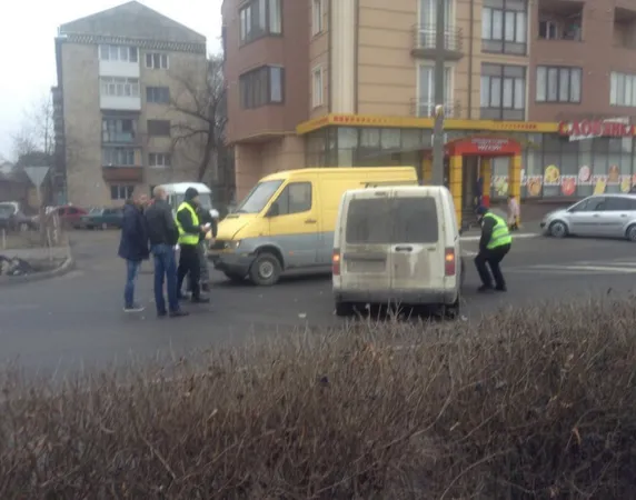 В Ивано-Франковске ДТП: не разминулись два автомобиля (фото) — фото 1