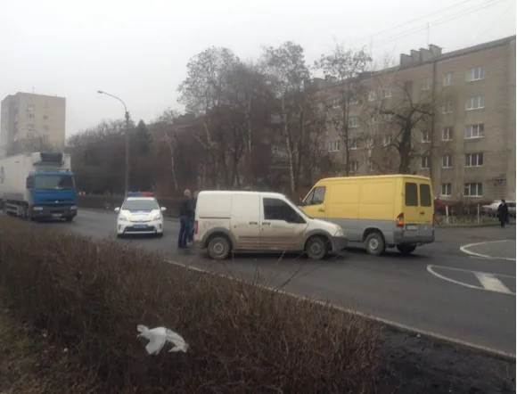 В Ивано-Франковске ДТП: не разминулись два автомобиля (фото) — фото 2