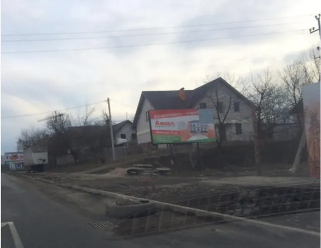 На вулицях Івано-Франківська замість люків почали з'являтися шини (фото) — фото 3