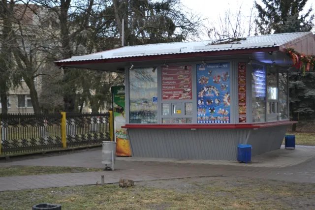 В Франковске демонтируют киоск продающий пиво у двадцать третьей школы (фото) — фото 1