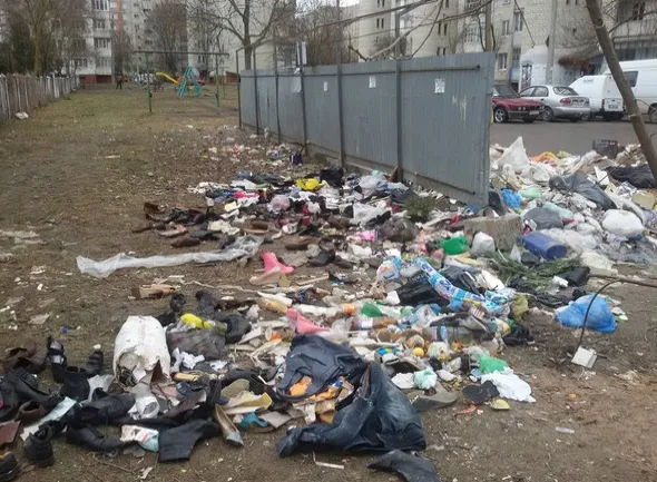 В Ивано-Франковске возле детского сада по улице Вовчинецкой, работники секонд-хенда образовали настоящее свалку (фото) — фото 1