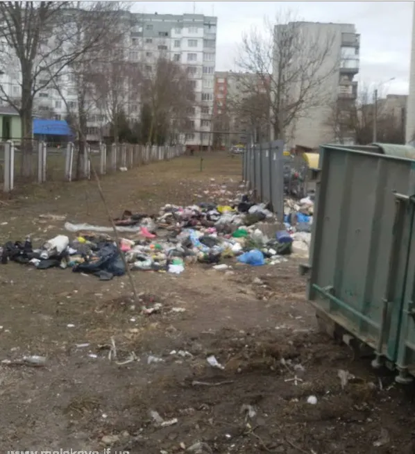 В Ивано-Франковске возле детского сада по улице Вовчинецкой, работники секонд-хенда образовали настоящее свалку (фото) — фото 2