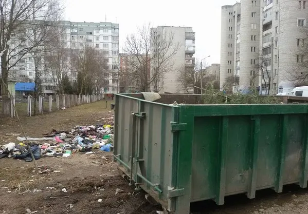 В Ивано-Франковске возле детского сада по улице Вовчинецкой, работники секонд-хенда образовали настоящее свалку (фото) — фото 4
