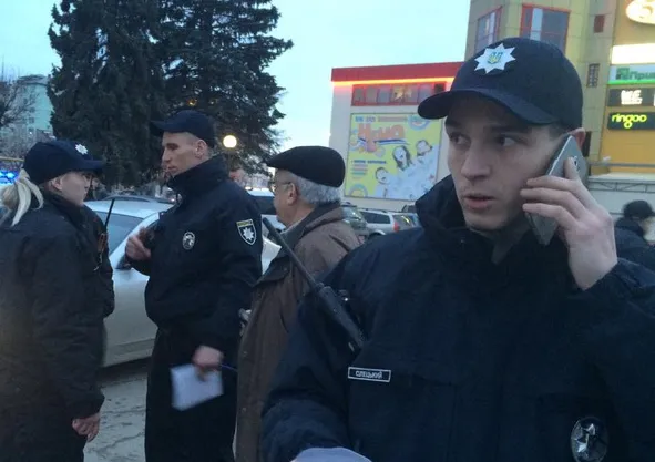 В Ивано-Франковске на Позитроне состоялась акция-пикет УКРОПа по возврату бесплатного питания детей в школах города. К участникам митинга вызвали полицию (фото) — фото 2