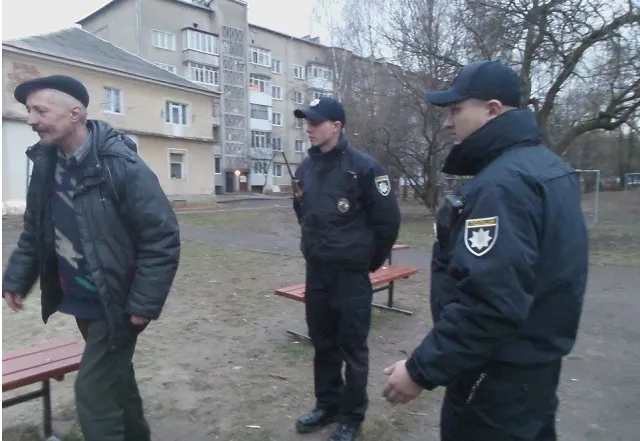 Как новоназначенные полицейские Ивано-Франковска воюют с местными пьяницами (фото + видео) — фото 1