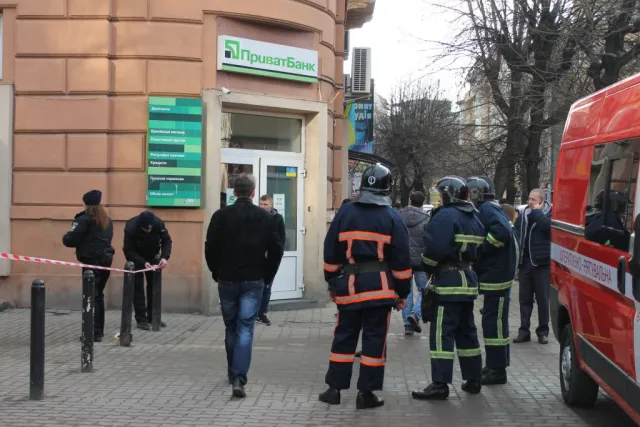 В Ивано-Франковске «заминировали» два отделения банка, вокзал и красную машину (фото) (обновлено) — фото 1