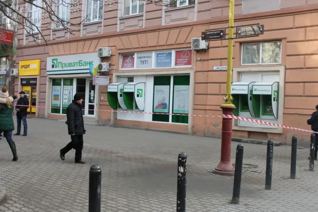 В Ивано-Франковске «заминировали» два отделения банка, вокзал и красную машину (фото) (обновлено) — фото 2