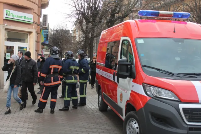 В Ивано-Франковске «заминировали» два отделения банка, вокзал и красную машину (фото) (обновлено) — фото 3