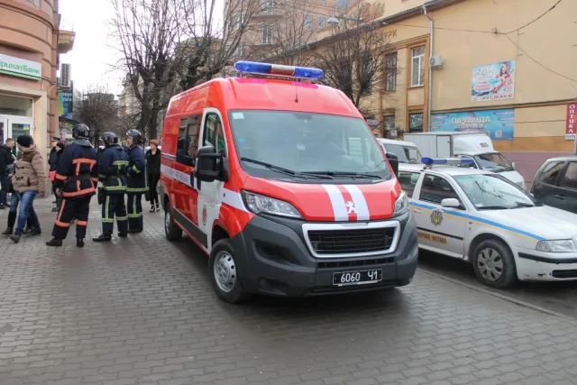 В Ивано-Франковске «заминировали» два отделения банка, вокзал и красную машину (фото) (обновлено) — фото 4