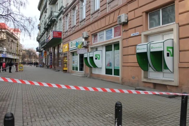 В Ивано-Франковске «заминировали» два отделения банка, вокзал и красную машину (фото) (обновлено) — фото 5