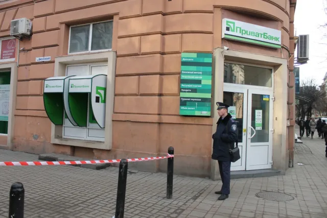 В Ивано-Франковске «заминировали» два отделения банка, вокзал и красную машину (фото) (обновлено) — фото 6