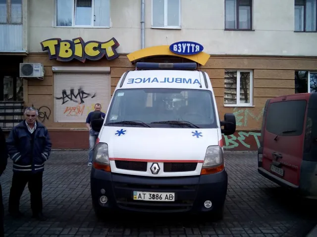 Вместо того, чтобы возить больных, автомобиль скорой помощи вывозит строительный мусор из магазина. Однако Мирон Матейко опроверг данную информацию (фото + видео) (обновлено) — фото 1