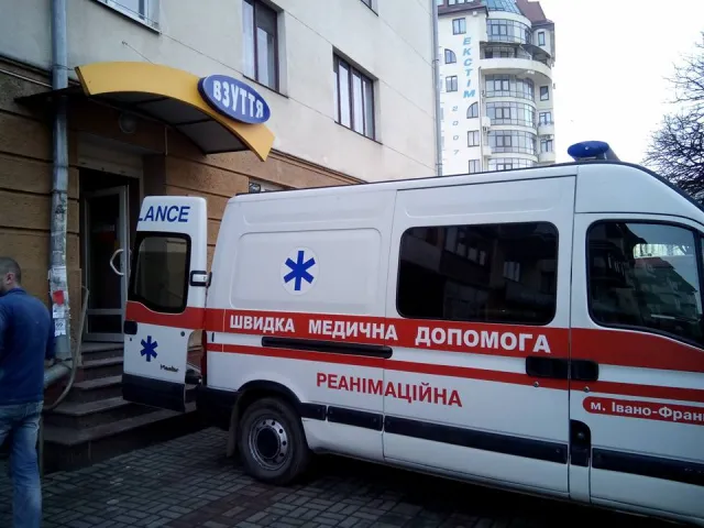 Вместо того, чтобы возить больных, автомобиль скорой помощи вывозит строительный мусор из магазина. Однако Мирон Матейко опроверг данную информацию (фото + видео) (обновлено) — фото 2