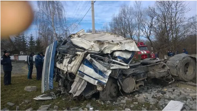 На Прикарпатье перевернулся цементовоз, водитель находится в тяжелом состоянии — фото 1