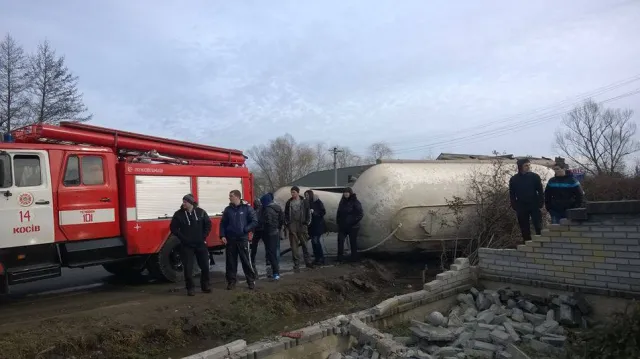 На Прикарпатье перевернулся цементовоз, водитель находится в тяжелом состоянии — фото 2