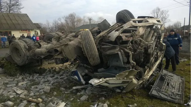 На Прикарпатье перевернулся цементовоз, водитель находится в тяжелом состоянии — фото 3