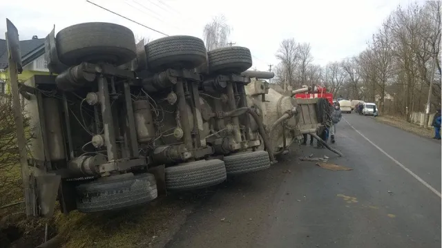 На Прикарпатье перевернулся цементовоз, водитель находится в тяжелом состоянии — фото 5