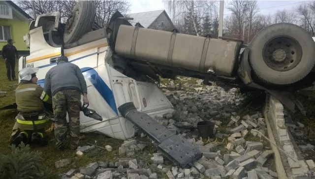 На Прикарпатье перевернулся цементовоз, водитель находится в тяжелом состоянии — фото 6