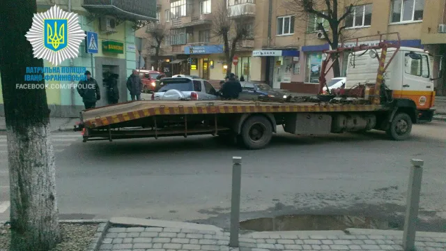 Патрульная полиция Ивано-Франковска уже начала применять эвакуаторы — фото 1