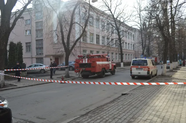 Чергові «замінування» в Івано-Франківську. Цього разу, анонім «замінував» три школи. Вибухівки не виявлено. Одна із шкіл повертається до роботи — фото 1