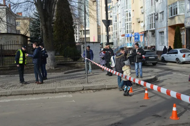Чергові «замінування» в Івано-Франківську. Цього разу, анонім «замінував» три школи. Вибухівки не виявлено. Одна із шкіл повертається до роботи — фото 12