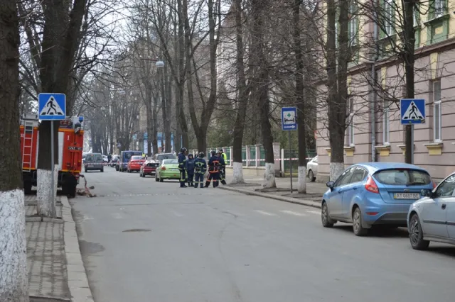 Чергові «замінування» в Івано-Франківську. Цього разу, анонім «замінував» три школи. Вибухівки не виявлено. Одна із шкіл повертається до роботи — фото 16