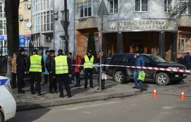 Чергові «замінування» в Івано-Франківську. Цього разу, анонім «замінував» три школи. Вибухівки не виявлено. Одна із шкіл повертається до роботи — фото 17