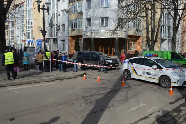 Чергові «замінування» в Івано-Франківську. Цього разу, анонім «замінував» три школи. Вибухівки не виявлено. Одна із шкіл повертається до роботи — фото 19