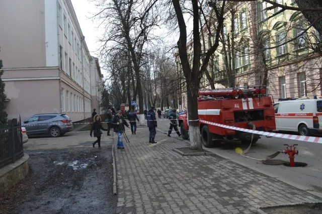 Чергові «замінування» в Івано-Франківську. Цього разу, анонім «замінував» три школи. Вибухівки не виявлено. Одна із шкіл повертається до роботи — фото 7