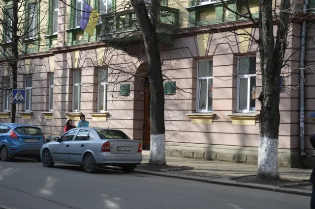 Чергові «замінування» в Івано-Франківську. Цього разу, анонім «замінував» три школи. Вибухівки не виявлено. Одна із шкіл повертається до роботи — фото 9