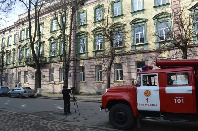 Чергові «замінування» в Івано-Франківську. Цього разу, анонім «замінував» три школи. Вибухівки не виявлено. Одна із шкіл повертається до роботи — фото 10