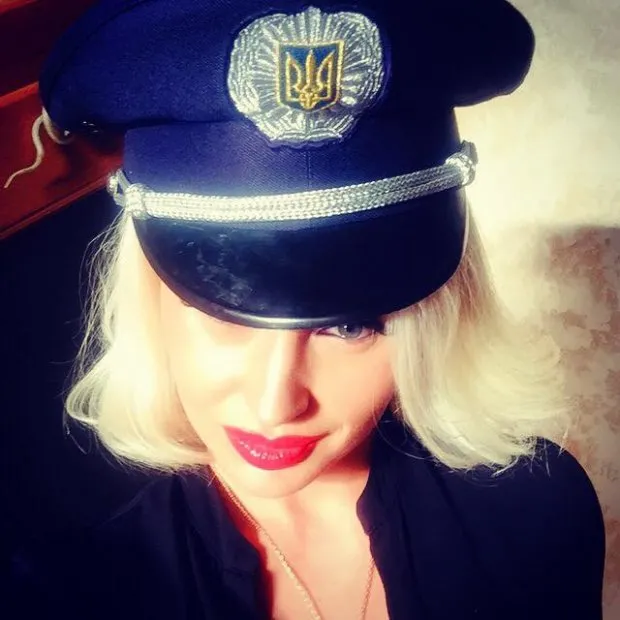 У Франківську неадекватна дружина забудовника обматюкала копів та погрожувала їм звільненням. Пізніше вона заявила, що їй байдуже на думку людей, чиє життя скудне та убоге — фото 7