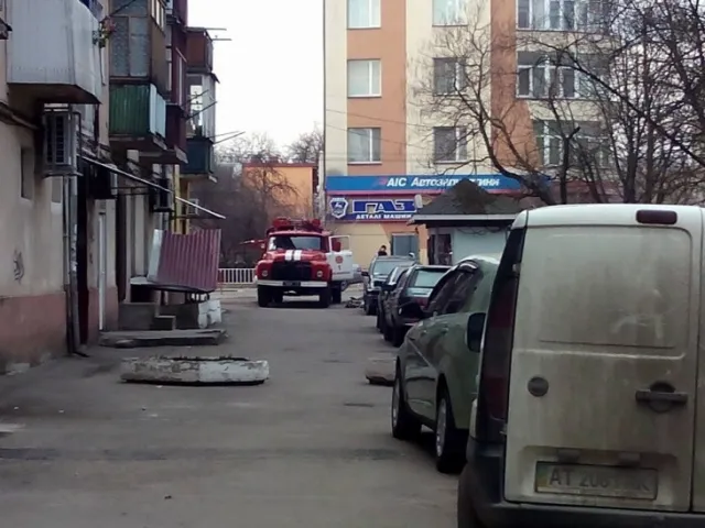 На одной из улиц Ивано-Франковская горела многоэтажка. Пожар случился из-за брошенного окурка — фото 6