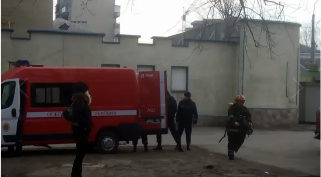 На одной из улиц Ивано-Франковская горела многоэтажка. Пожар случился из-за брошенного окурка — фото 5