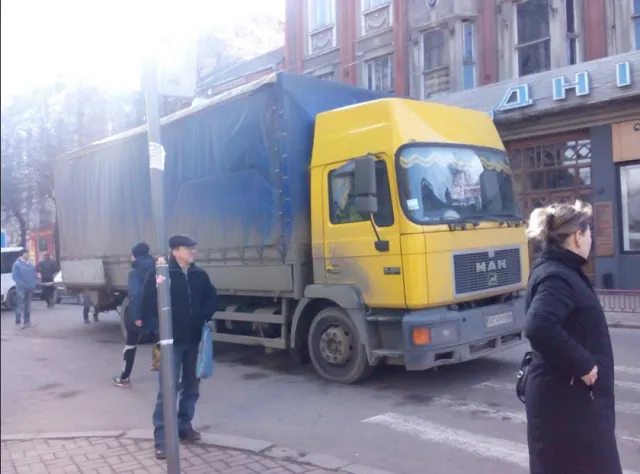 У центрі Івано-Франківська вантажівка припаркувалась на пішохідному переході, тим самим спричинила небезпечну ситуацію, як для пішоходів так і для автомобілів — фото 1
