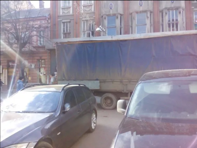У центрі Івано-Франківська вантажівка припаркувалась на пішохідному переході, тим самим спричинила небезпечну ситуацію, як для пішоходів так і для автомобілів — фото 3