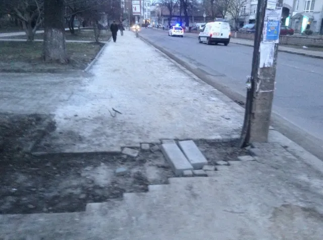 Іванофранківці насміхаються над комунальниками, які спочатку проклали бруківку, а потім взялись переробляти — фото 1