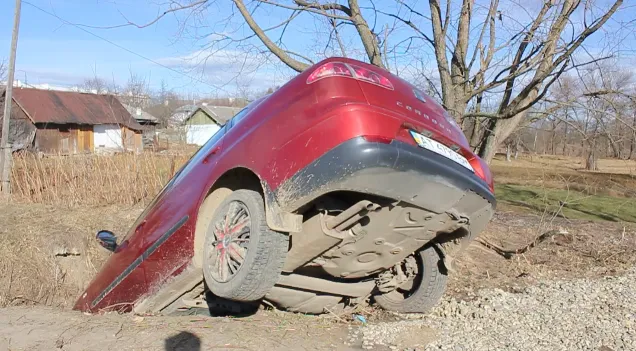 В Долине возле здания суда автомобиль попал в пропасть. Владелец покинул машину на произвол судьбы — фото 1