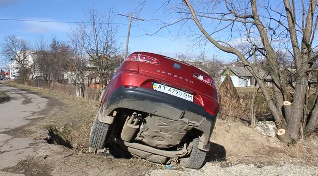В Долине возле здания суда автомобиль попал в пропасть. Владелец покинул машину на произвол судьбы — фото 11