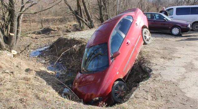 В Долине возле здания суда автомобиль попал в пропасть. Владелец покинул машину на произвол судьбы — фото 8
