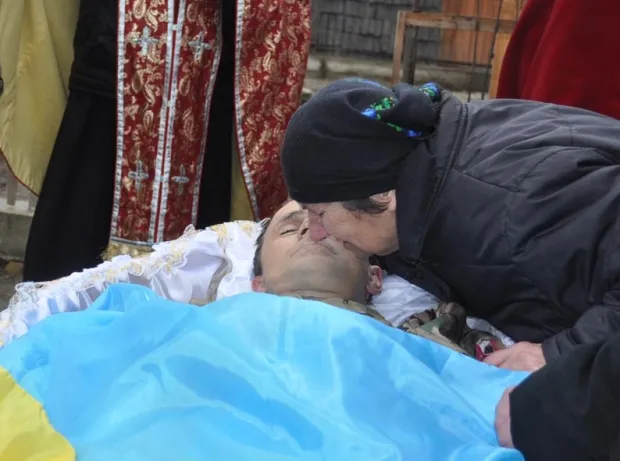 В зоне АТО погиб 41-летний боец из Ивано-Франковской области. 17-19 февраля объявлено Днями траура. Тело Героя прикарпатцы встречали стоя на коленях — фото 13