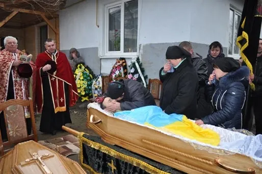 В зоне АТО погиб 41-летний боец из Ивано-Франковской области. 17-19 февраля объявлено Днями траура. Тело Героя прикарпатцы встречали стоя на коленях — фото 15
