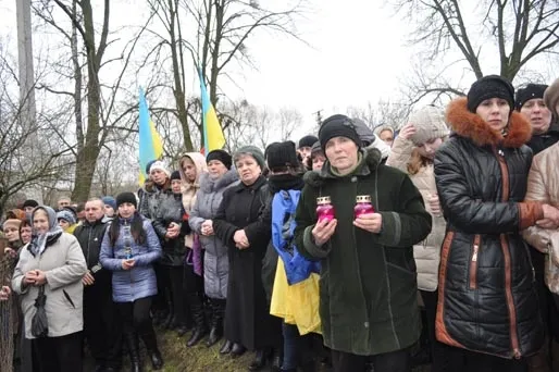 В зоне АТО погиб 41-летний боец из Ивано-Франковской области. 17-19 февраля объявлено Днями траура. Тело Героя прикарпатцы встречали стоя на коленях — фото 18