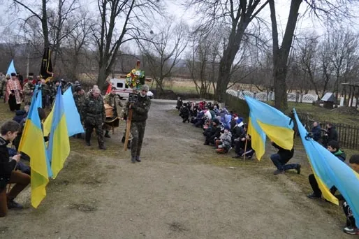В зоне АТО погиб 41-летний боец из Ивано-Франковской области. 17-19 февраля объявлено Днями траура. Тело Героя прикарпатцы встречали стоя на коленях — фото 20