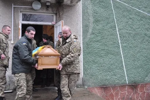 В зоне АТО погиб 41-летний боец из Ивано-Франковской области. 17-19 февраля объявлено Днями траура. Тело Героя прикарпатцы встречали стоя на коленях — фото 7