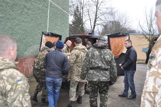 В зоне АТО погиб 41-летний боец из Ивано-Франковской области. 17-19 февраля объявлено Днями траура. Тело Героя прикарпатцы встречали стоя на коленях — фото 8