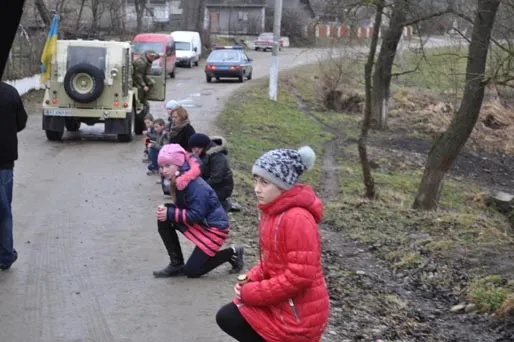 В зоне АТО погиб 41-летний боец из Ивано-Франковской области. 17-19 февраля объявлено Днями траура. Тело Героя прикарпатцы встречали стоя на коленях — фото 10