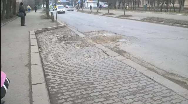 В Ивано-Франковске "карман" на автобусной остановке по улице Черновола находится в ужасном состоянии — фото 1